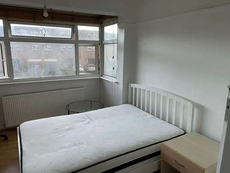 Room Spencer Road in Greater London