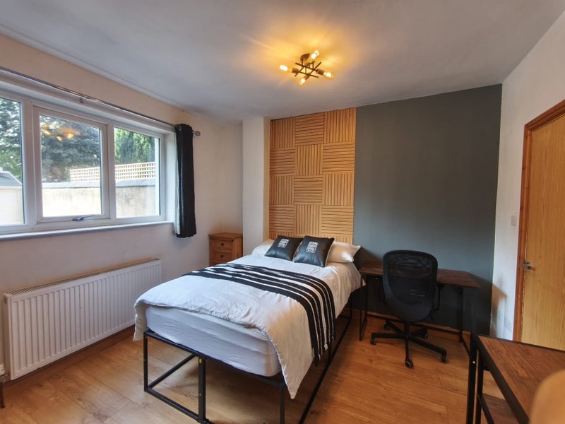 Room Clarendon Road in Birmingham