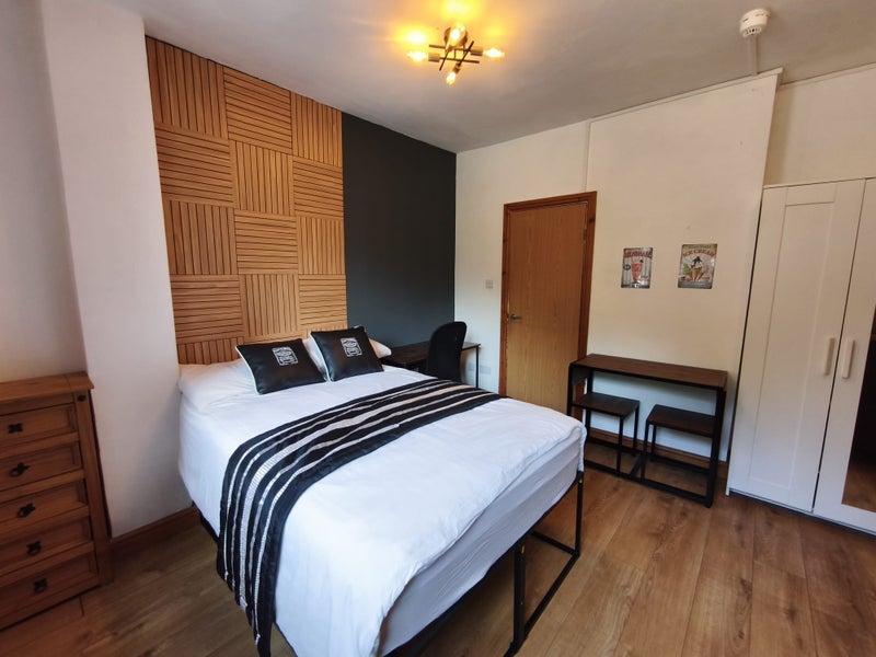 Room Clarendon Road in Birmingham