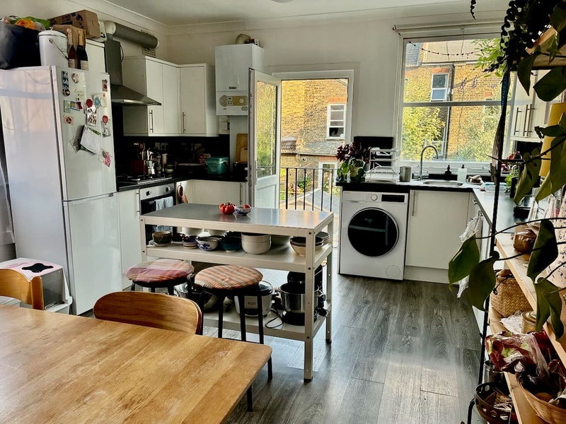 Room Fletching Road in Greater London