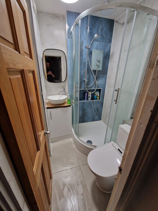 Room Manchester Road in Greater London