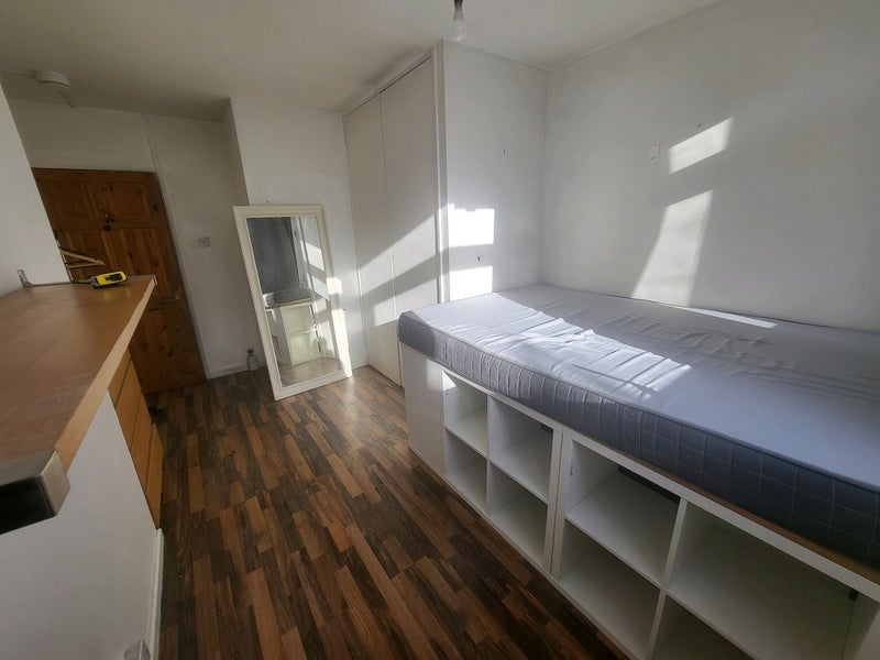 Room Manchester Road in Greater London