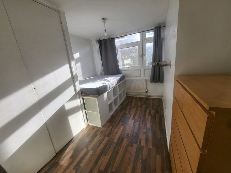 Room Manchester Road in Greater London