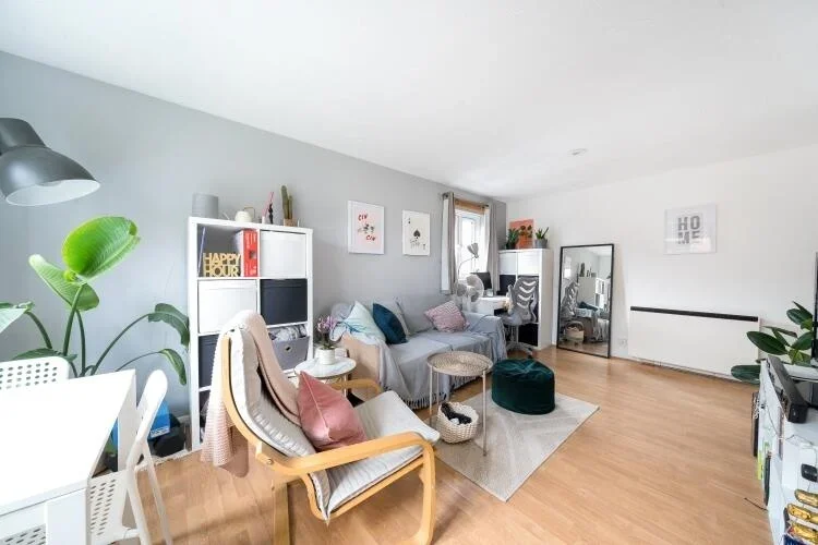 Flat Peartree Avenue in Greater London