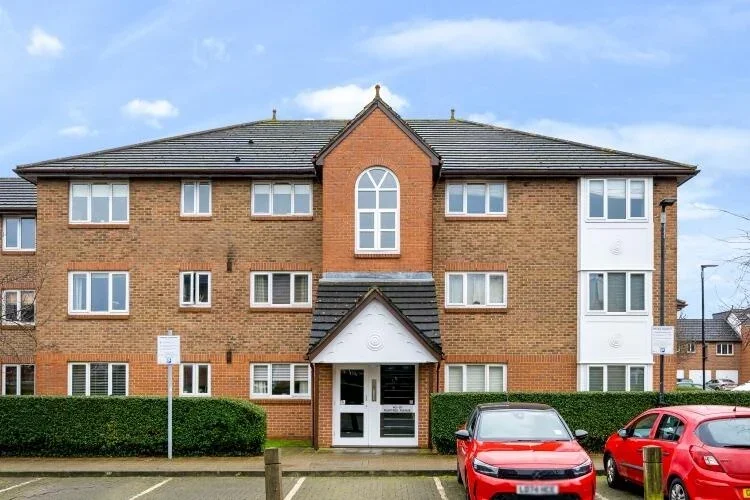 Flat Peartree Avenue in Greater London