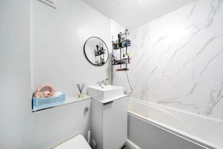 Flat Peartree Avenue in Greater London