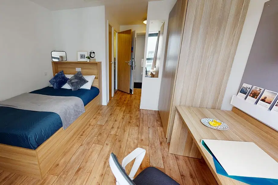 Flat Lakeside Way in Greater London
