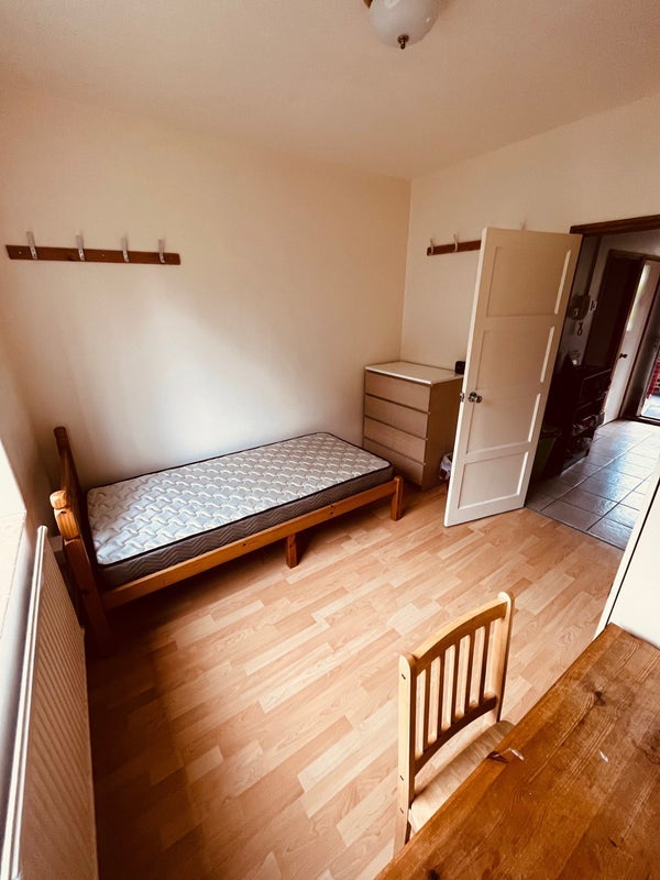 Room India Way in Greater London