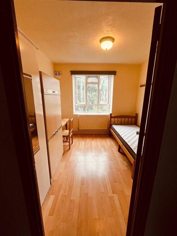 Room India Way in Greater London