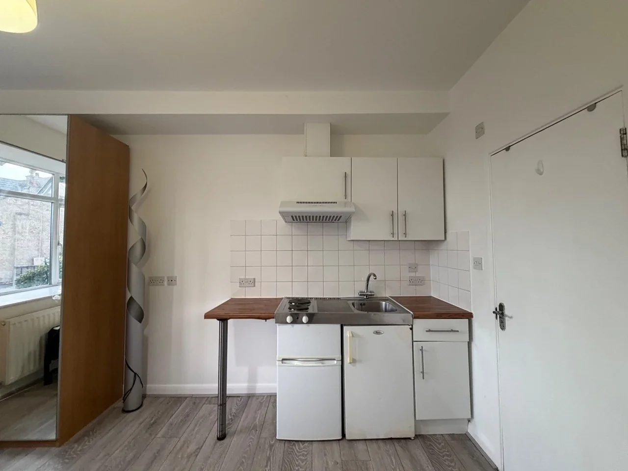 Flat Woodstock Avenue in Greater London