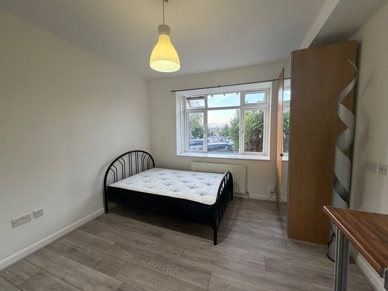 Flat Woodstock Avenue in Greater London