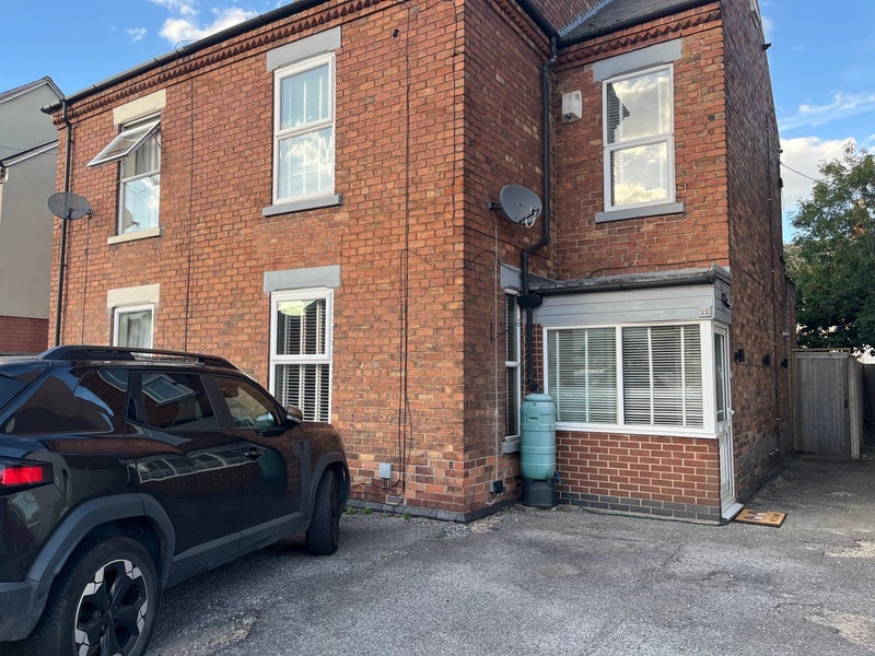 Room Chaworth Road in Gedling