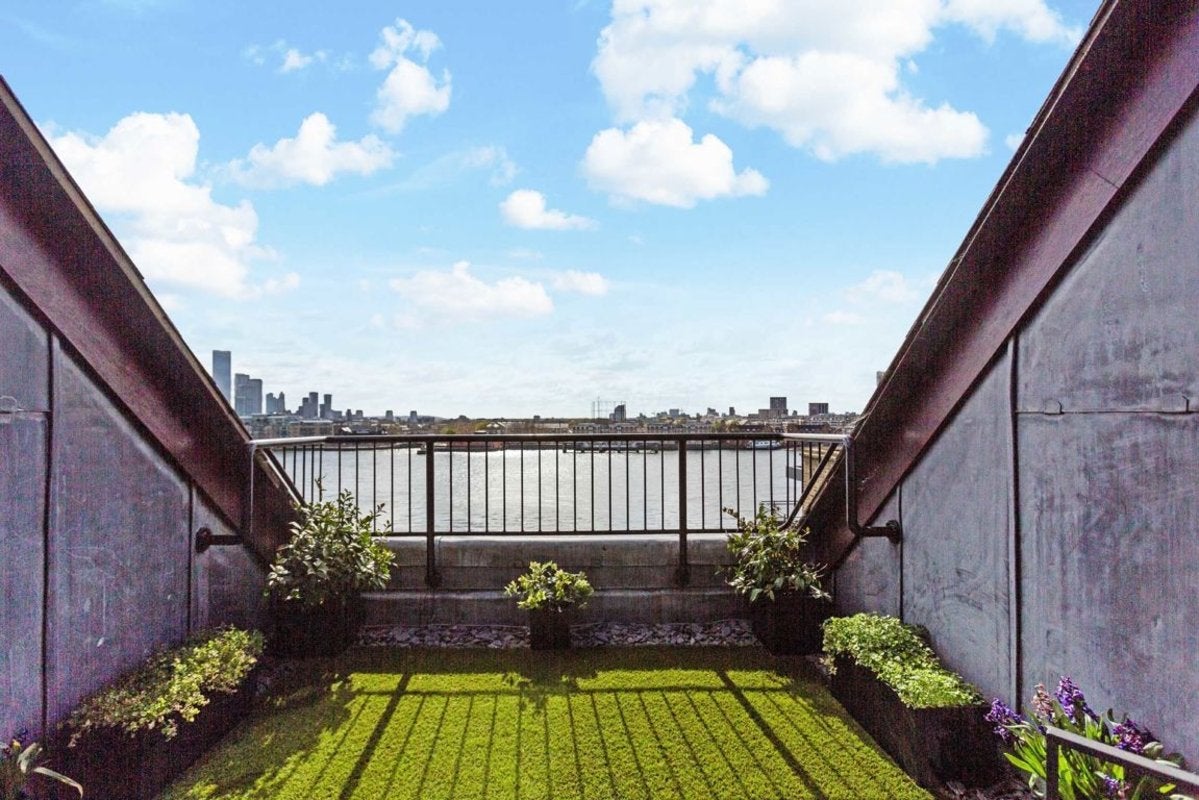 Flat Wapping Wall in Greater London