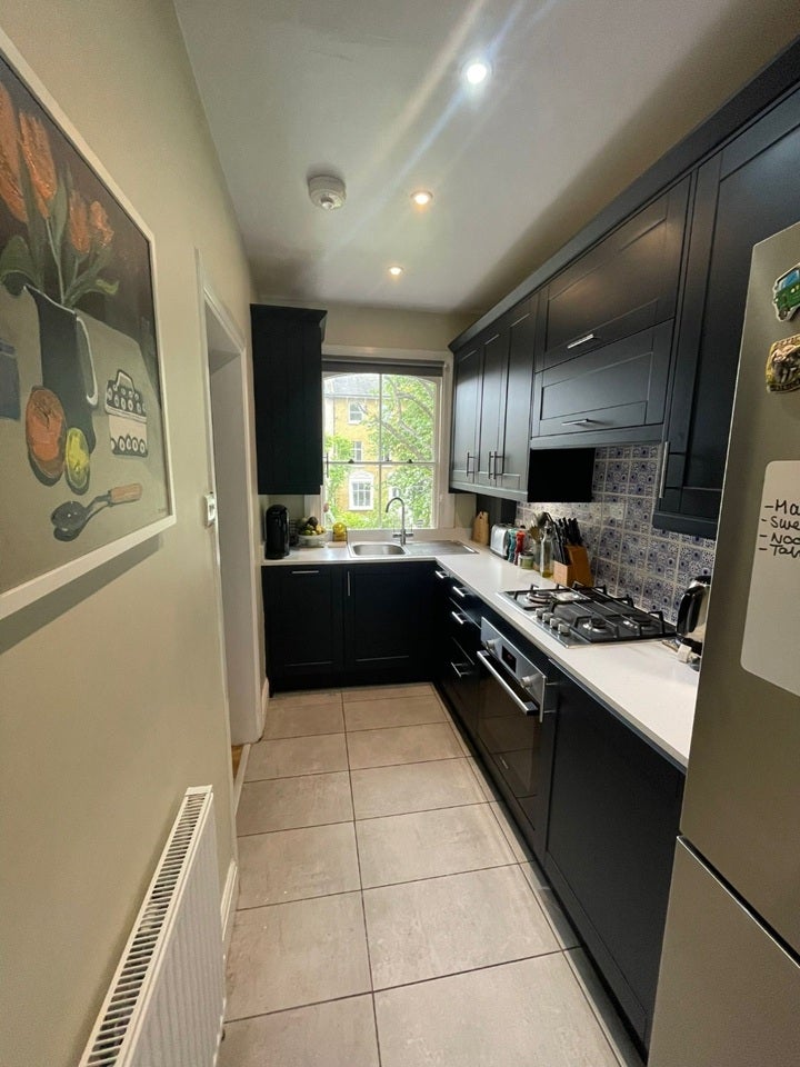 Flat Manor Avenue in Greater London