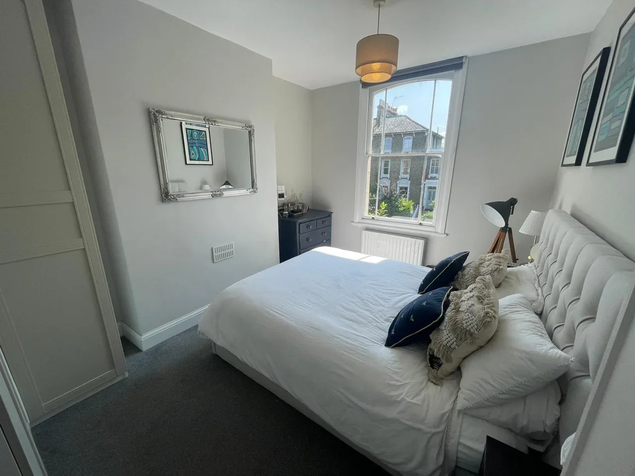 Flat Manor Avenue in Greater London