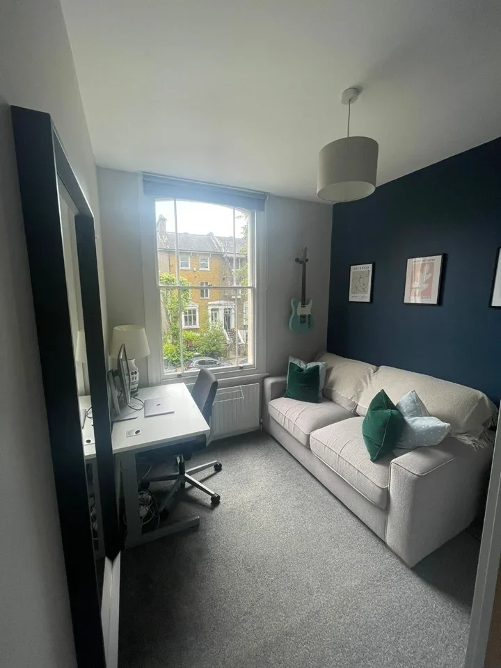 Flat Manor Avenue in Greater London