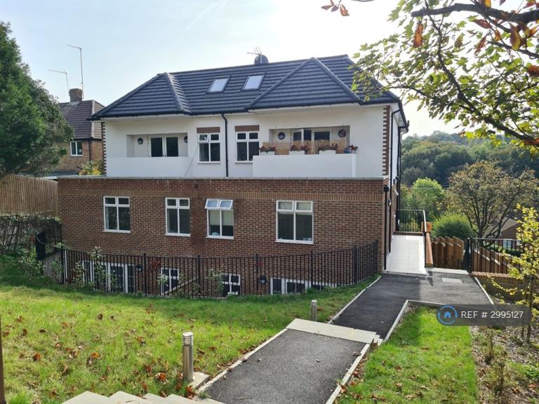 Flat Hyde Road in Greater London