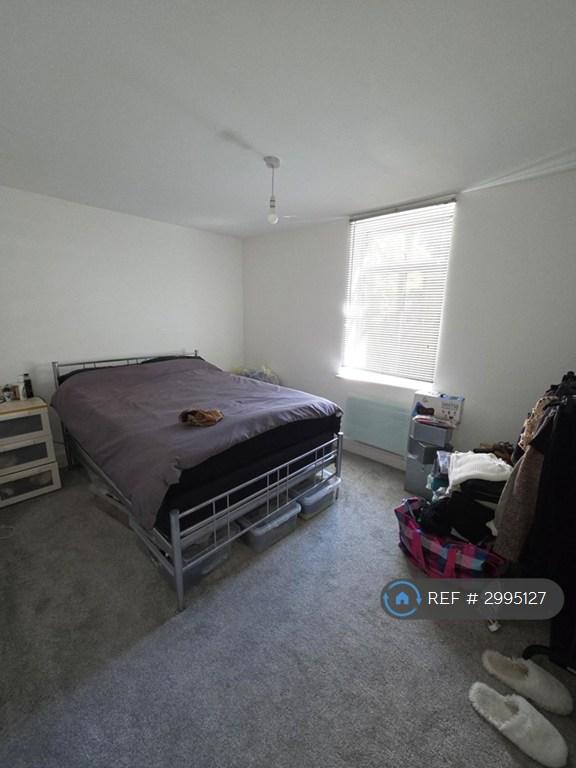 Flat Hyde Road in Greater London