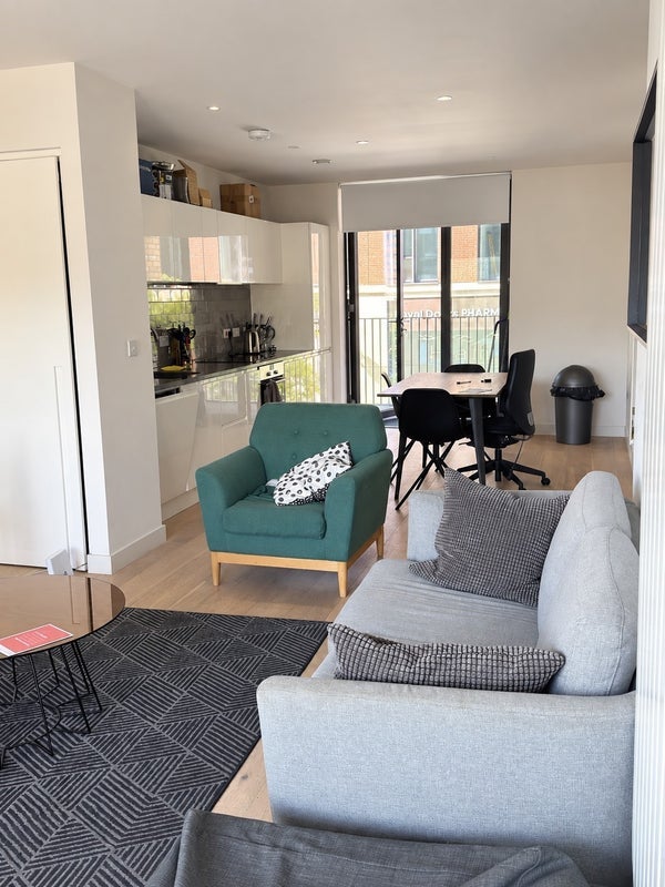 Flat Royal Crest Avenue in Greater London