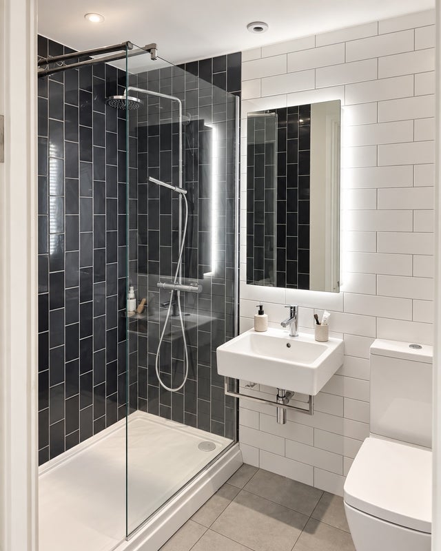 Room Royal Crest Avenue in Greater London