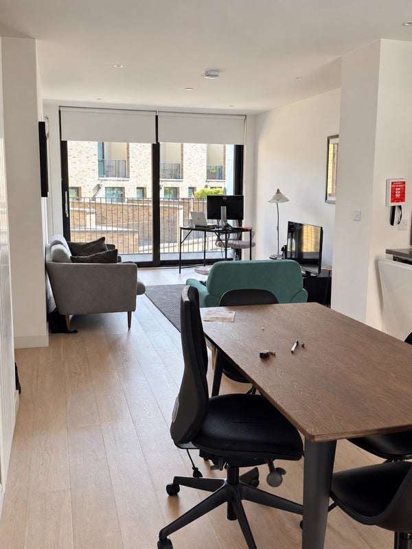 Flat Royal Crest Avenue in Greater London