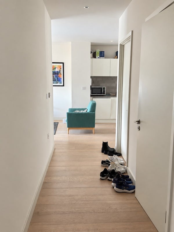 Flat Royal Crest Avenue in Greater London