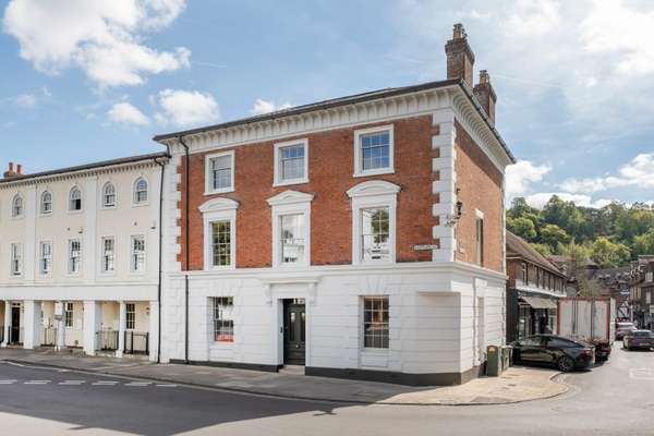 Flat Eastgate Street in Winchester