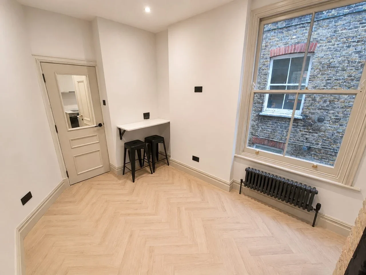 Flat Peckham Road in Greater London