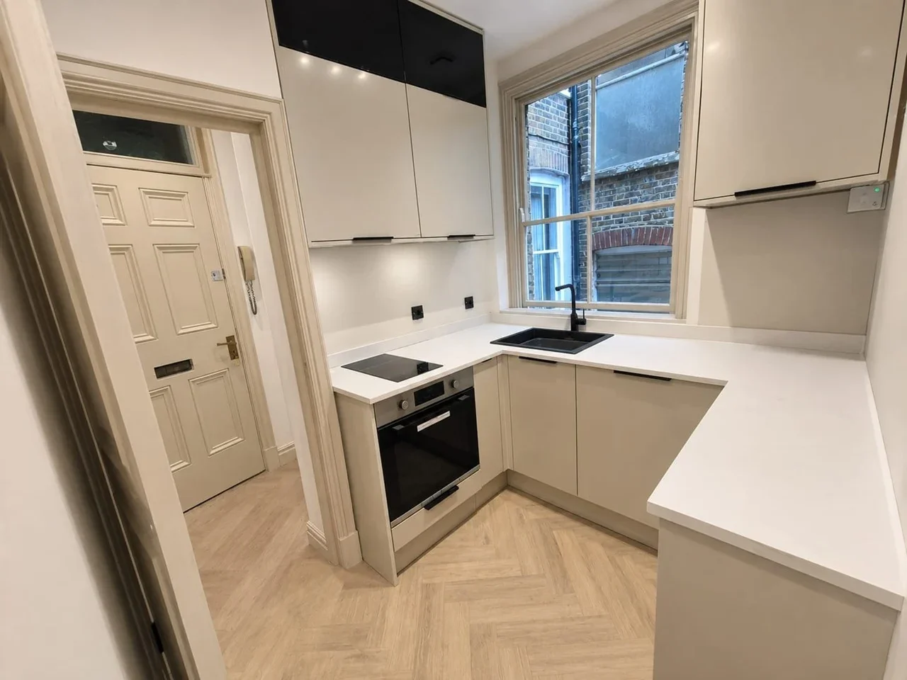 Flat Peckham Road in Greater London
