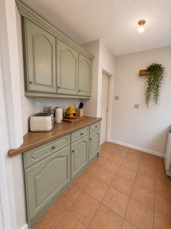 Room Middlebere Crescent in Poole