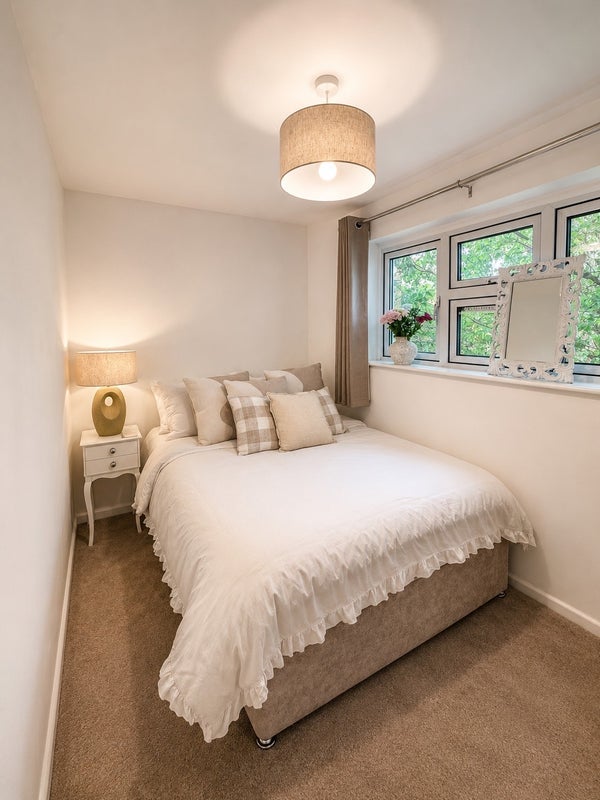 Room Middlebere Crescent in Poole