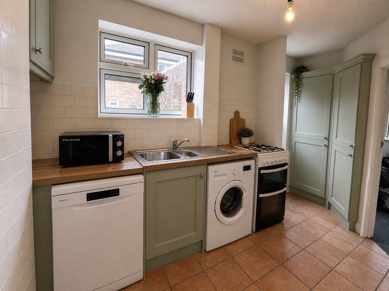 Room Middlebere Crescent in Poole