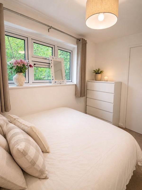 Room Middlebere Crescent in Poole