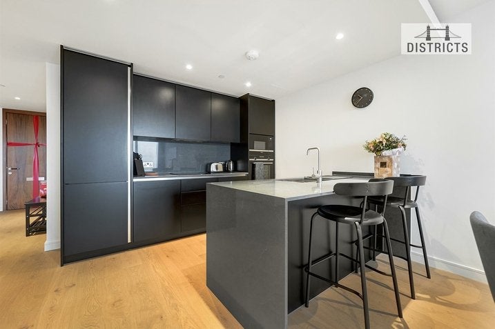 Flat South Quay Walk in Greater London