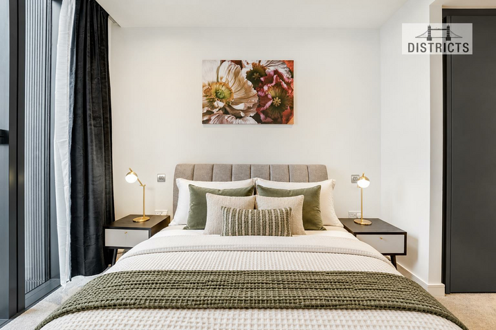 Flat South Quay Walk in Greater London