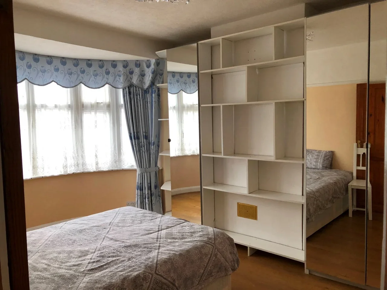 Room Falcon Crescent in Greater London