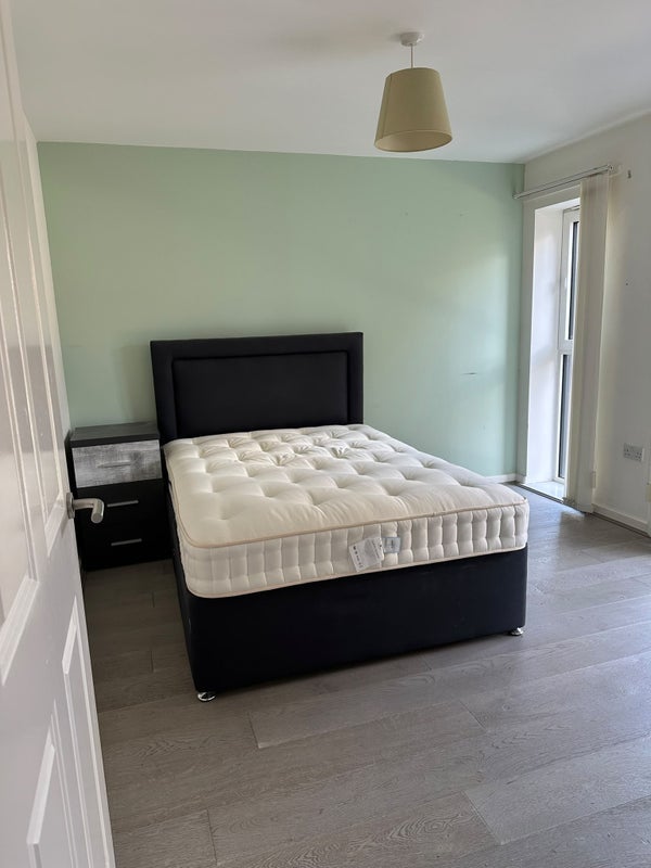 Room Mullins Place in Greater London