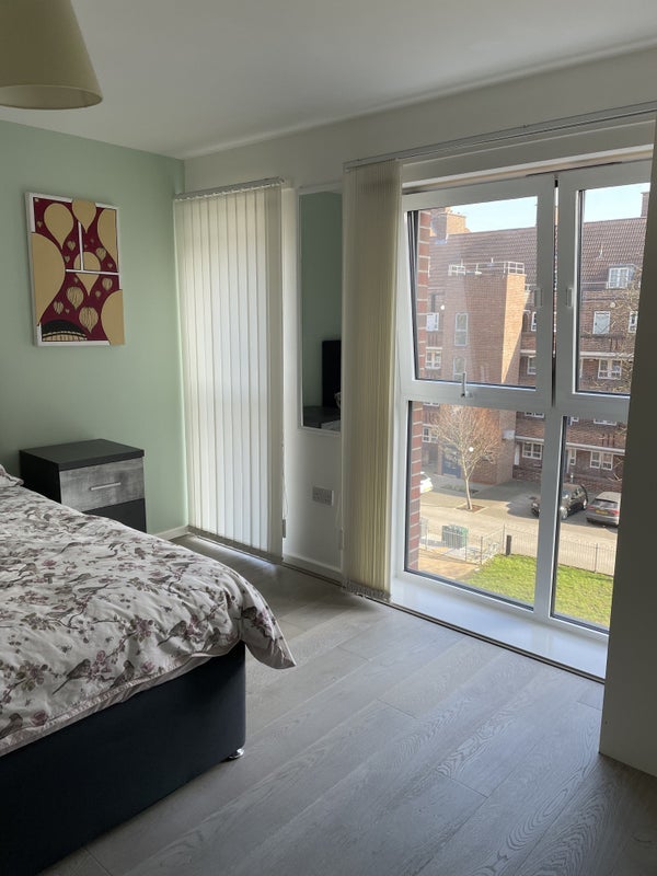 Room Mullins Place in Greater London