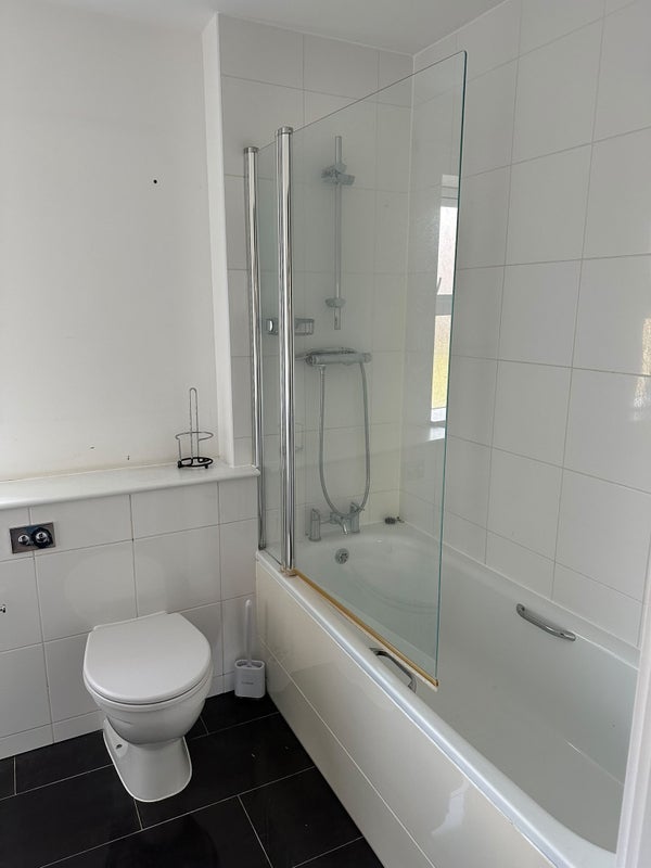 Room Mullins Place in Greater London