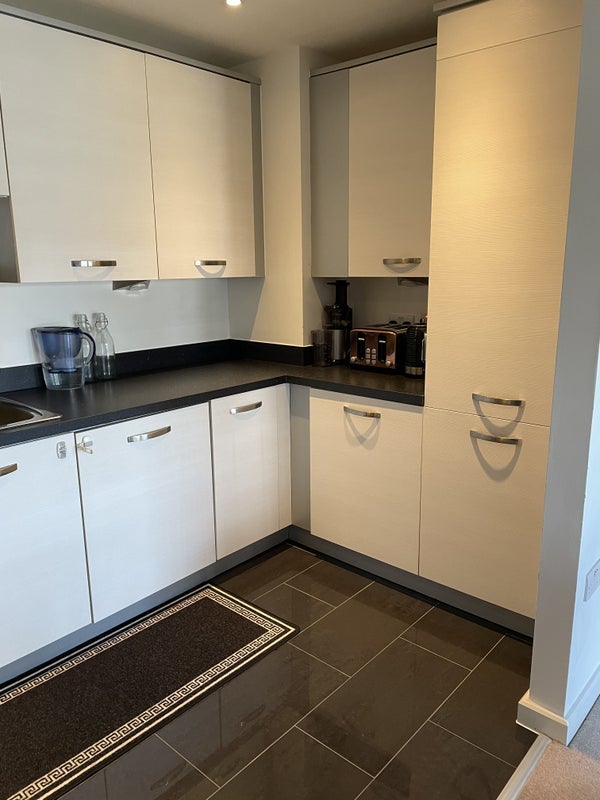 Room Mullins Place in Greater London