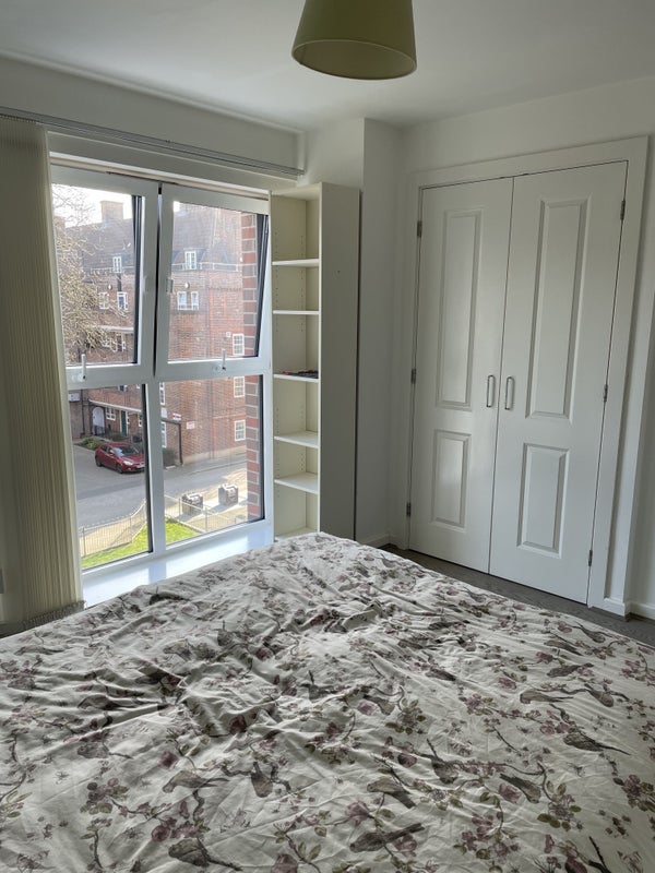 Room Mullins Place in Greater London