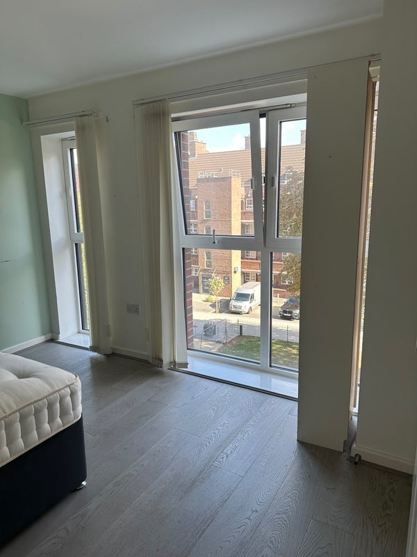 Room Mullins Place in Greater London