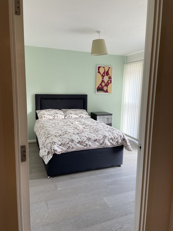 Room Mullins Place in Greater London