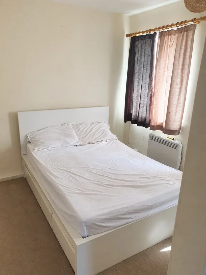 Room Nine Elms Close in Greater London