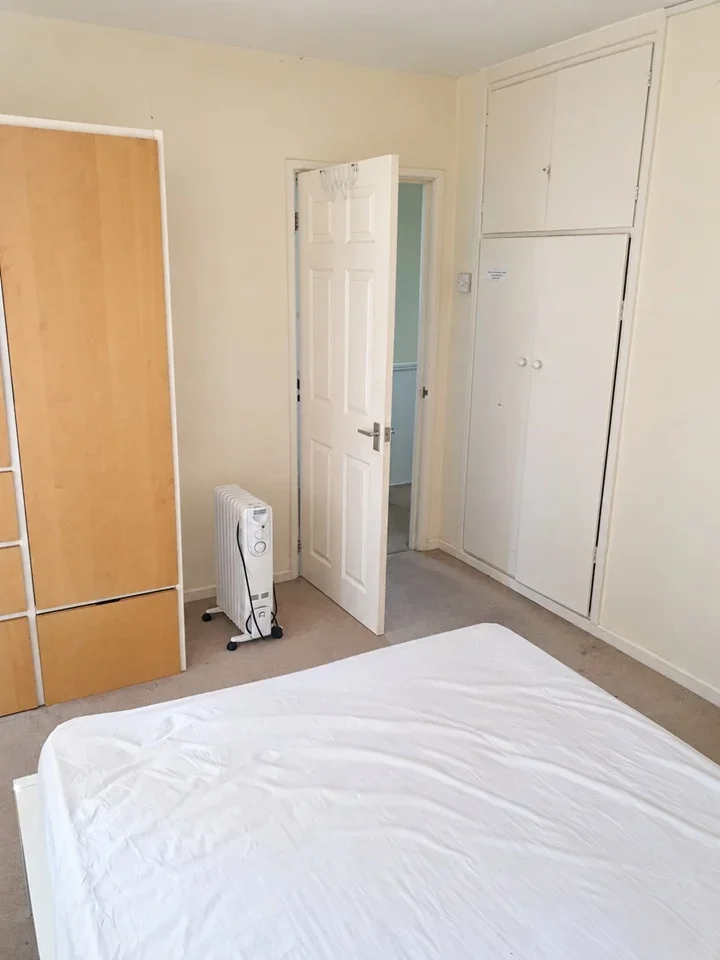 Room Nine Elms Close in Greater London