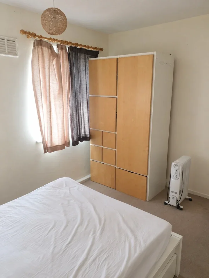 Room Nine Elms Close in Greater London
