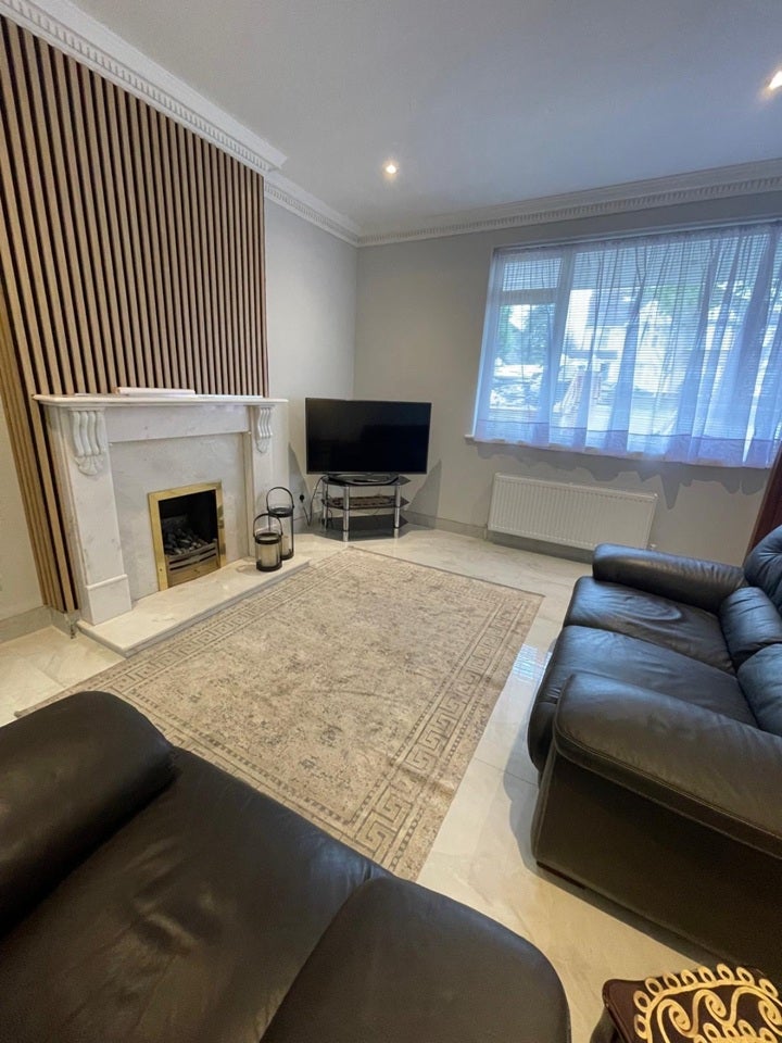 Flat Eastcote Lane in Greater London