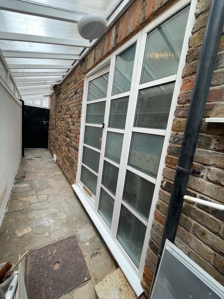 Flat Eastcote Lane in Greater London