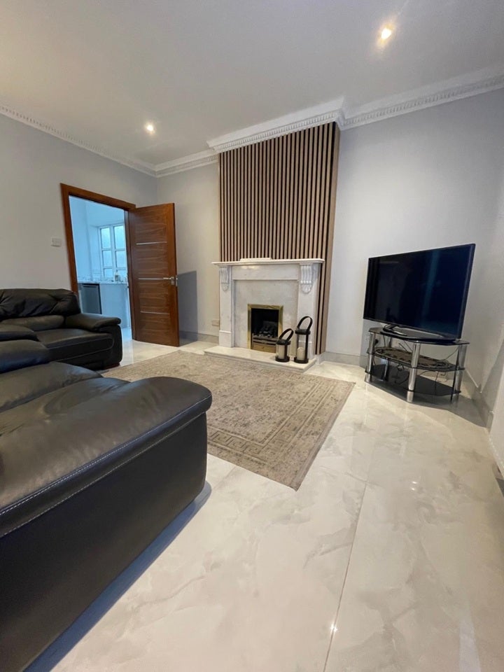 Flat Eastcote Lane in Greater London