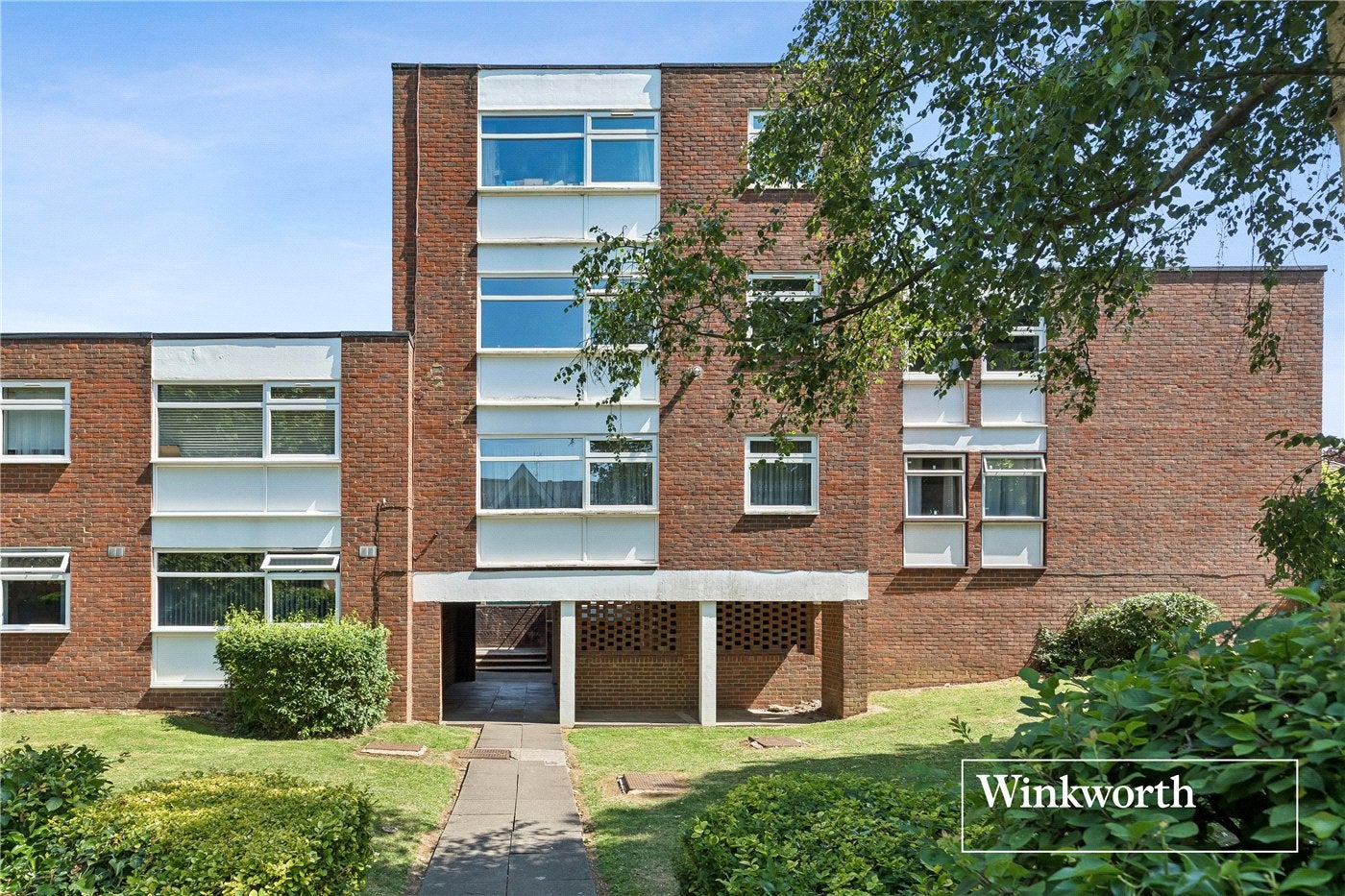 Flat Dollis Avenue in Greater London